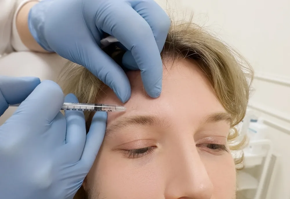 Cómo evitar que las cejas queden pesadas tras el Botox